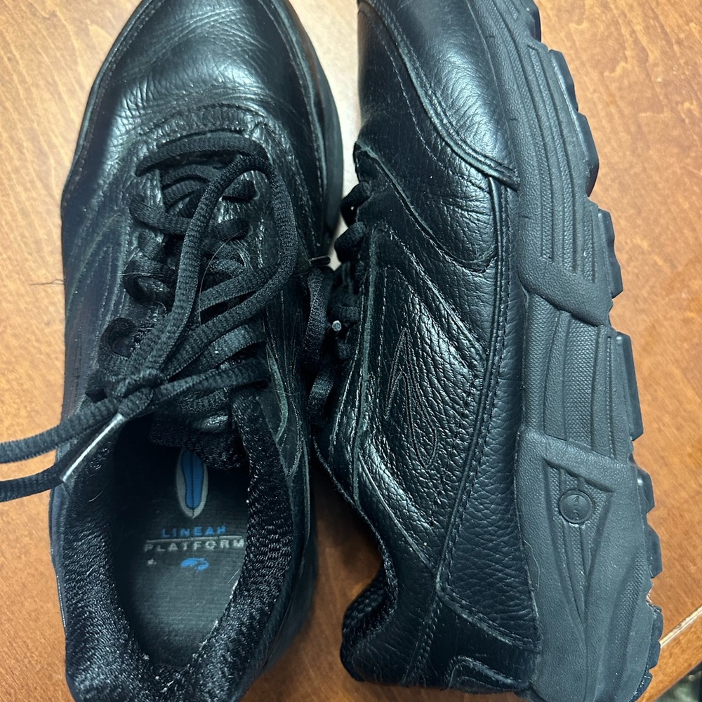 BROOKS ADDICTION WALKERS, BLACK LEATHER SHOES